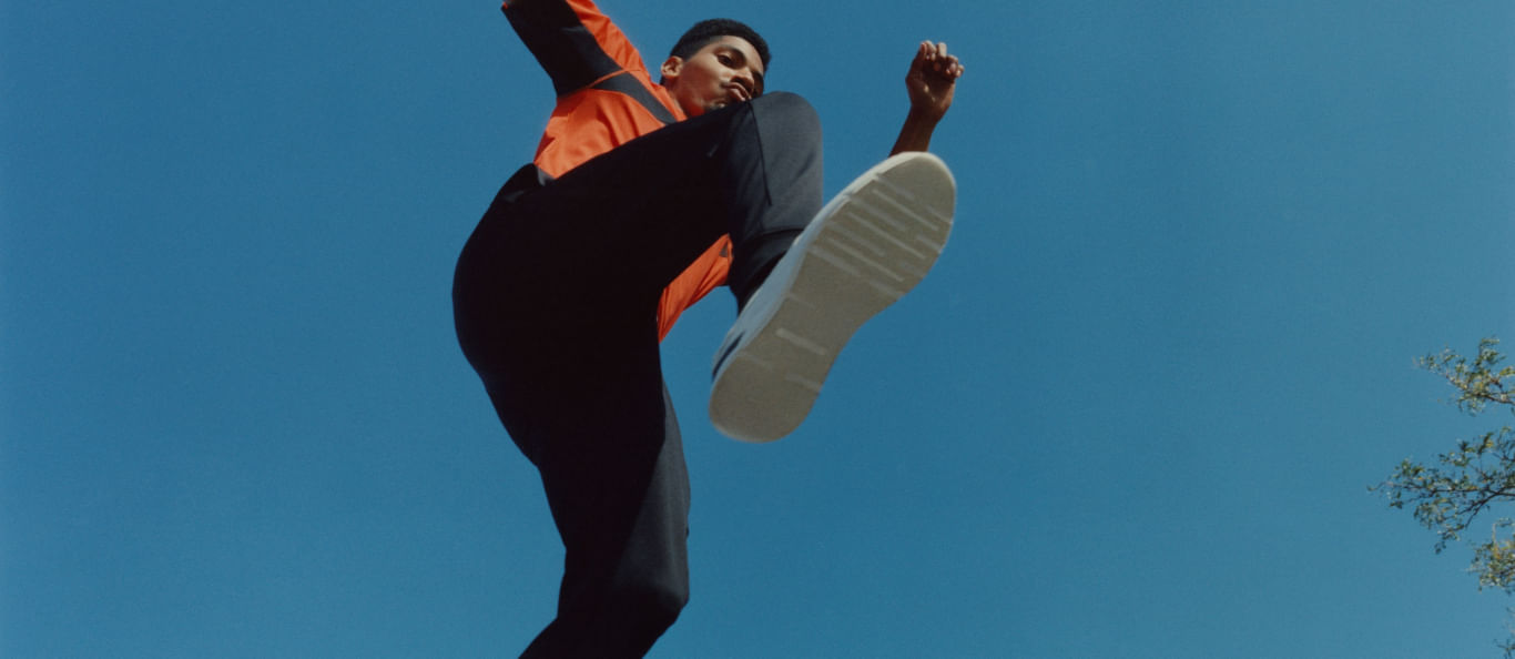La ropa deportiva de hombre de Calvin Klein está diseñada para moverse al ritmo del high performance.